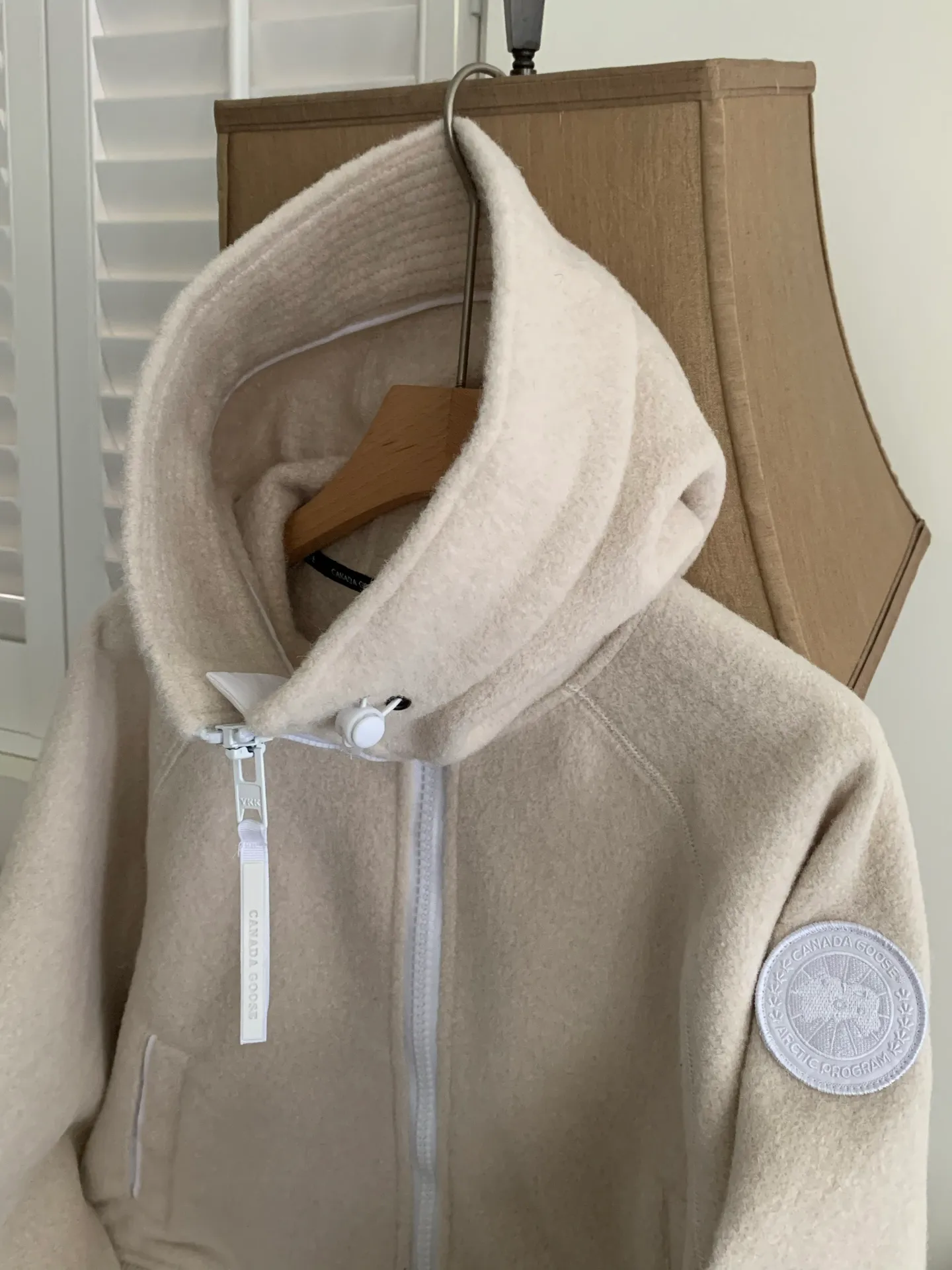 P660 Big Goose White Label Hooded Cashmere Sweatshirt Jacket [Original Mold] [Perfectly Restored] Canada Goose Canada Goose SS22 Chilliwack Humanature 01 Logo Label Zipper Drawstring Hooded Fleece Long Sleeve Bomber Jacket 7102W1 Exclusively customized wool fabric. Only compared with ZP. The popularity of this season’s new style does not require any elaboration. The fabric is warm and comfortable long plush. It is easy to put on and take off. High-tech breathable space cotton liner. It makes the entire garment very stiff and soft, comfortable and lightweight at the same time. Breathable, soft, not sweaty, lightweight, stylish, and non-deformable. The iconic double-striped reflective strips are designed behind the collar and hood. No detail is missed. High-density goose badge. All threaded accessories are customized. Three colors to choose from. Each one is super western. The upper body effect is very high-end. The loose version is not bloated at all. It is quite fashionable. It can be said that it is a very unique design. This year's must-have style is the same for men and women🔥 Color: black color code, dark gray, goose egg yolk Size: XS.-M